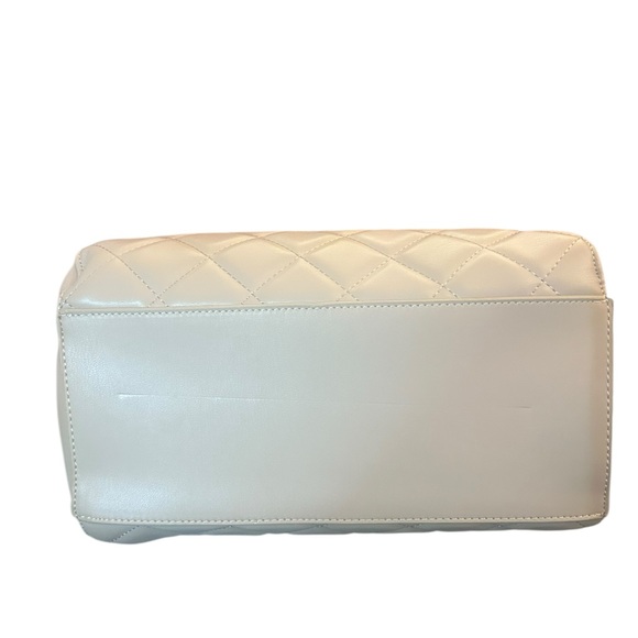 Elegant Cream Quilted Women's Bag - Picture 4 of 4